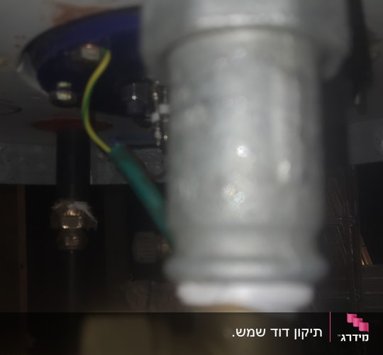 חיבורים וצינורות מתכת בדוד שמש